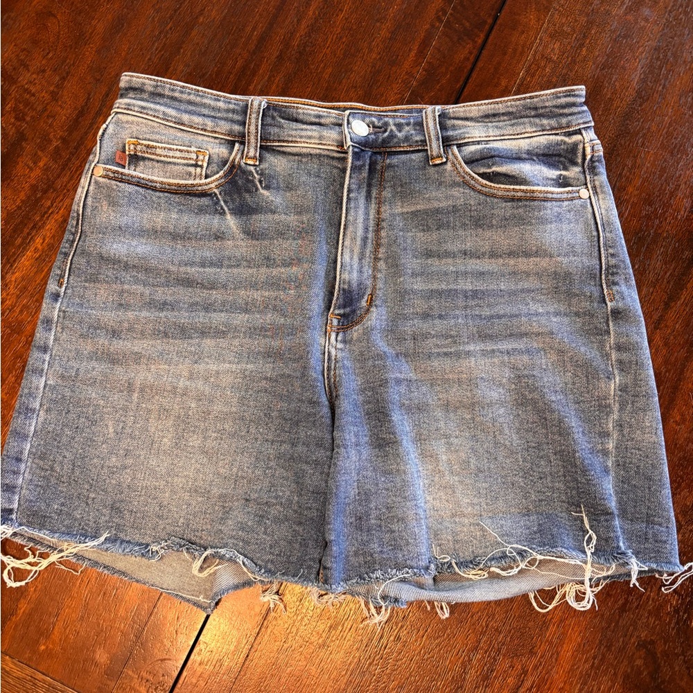 Judy Blue denim cutoff shorts with a frayed hem. Size XL